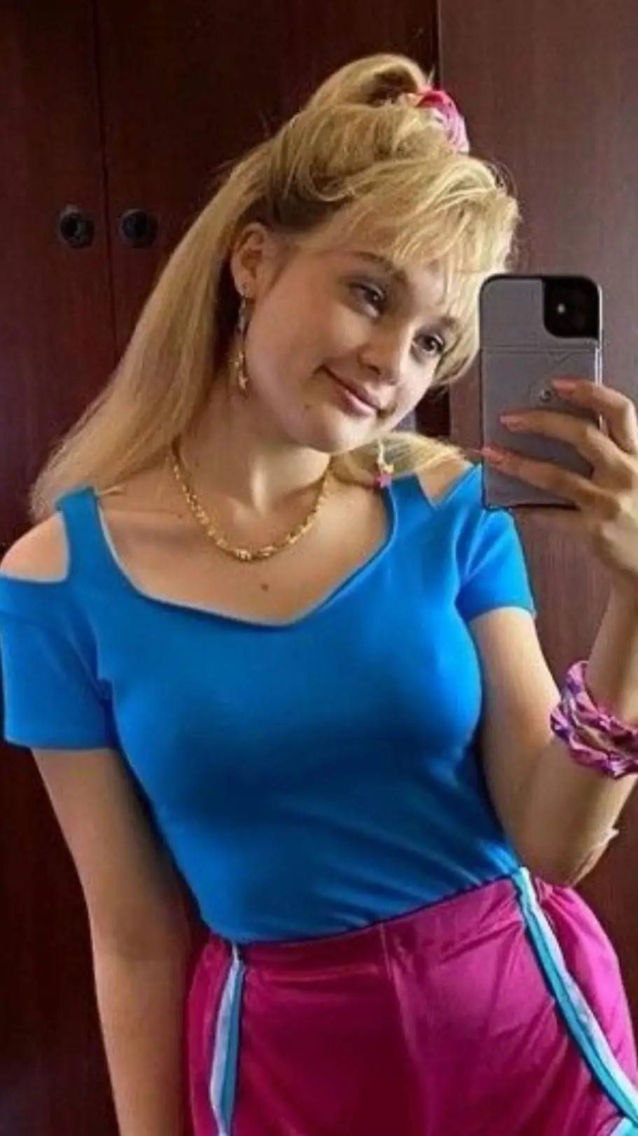 ai character: algo está mal.pt5 background