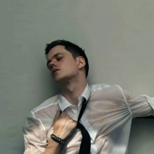 chat with ai character: bill skarsgård 🫦