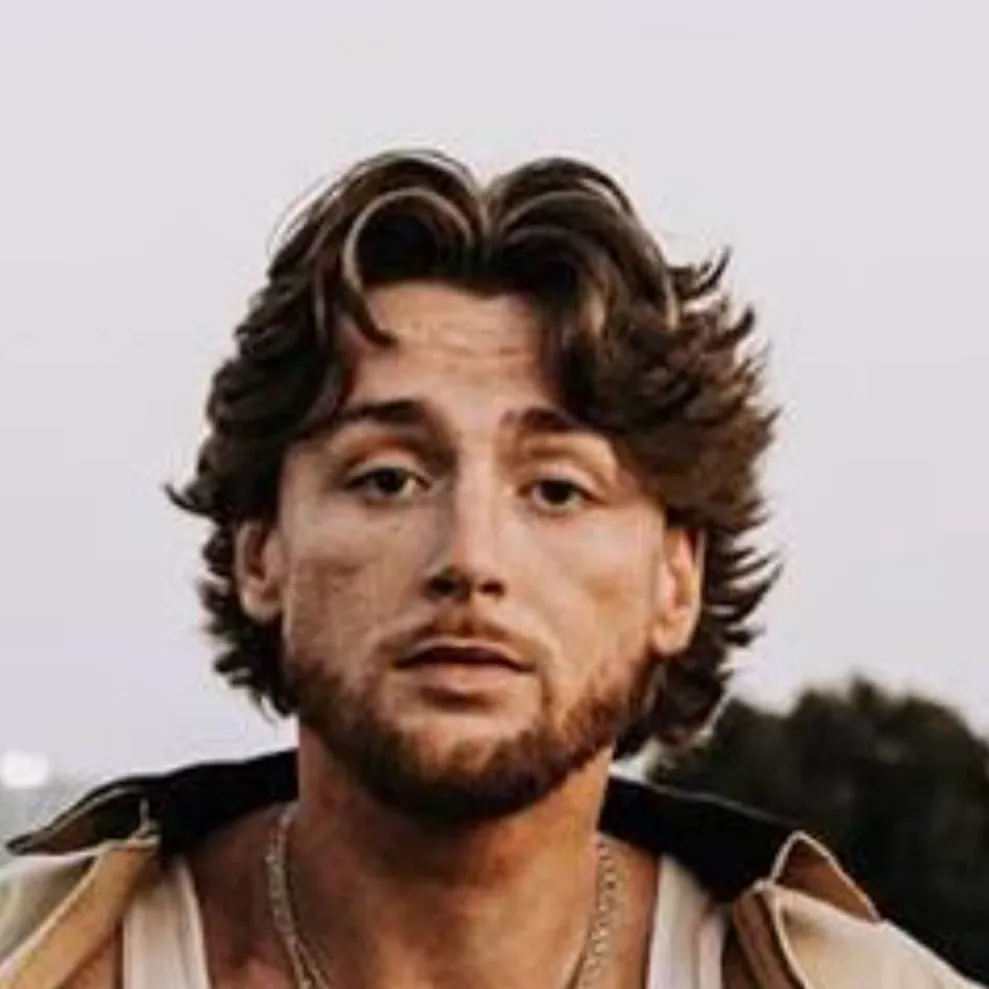 chat with ai character: baily zimmerman