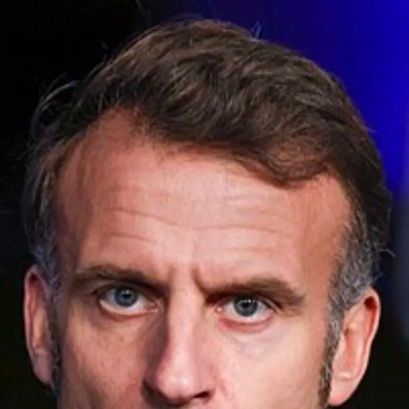 chat with ai character: Emmanuel Macron