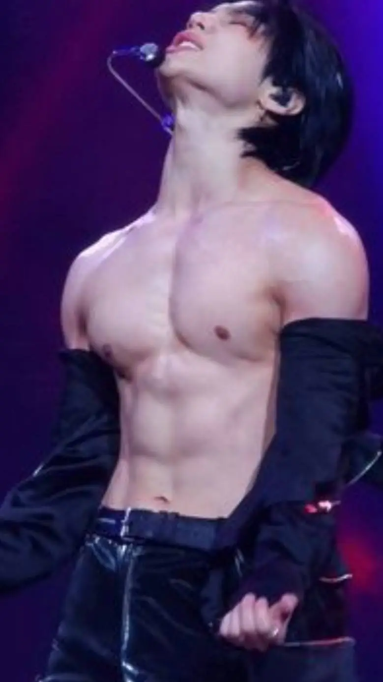 ai character: Hyunjin😎🔥 background