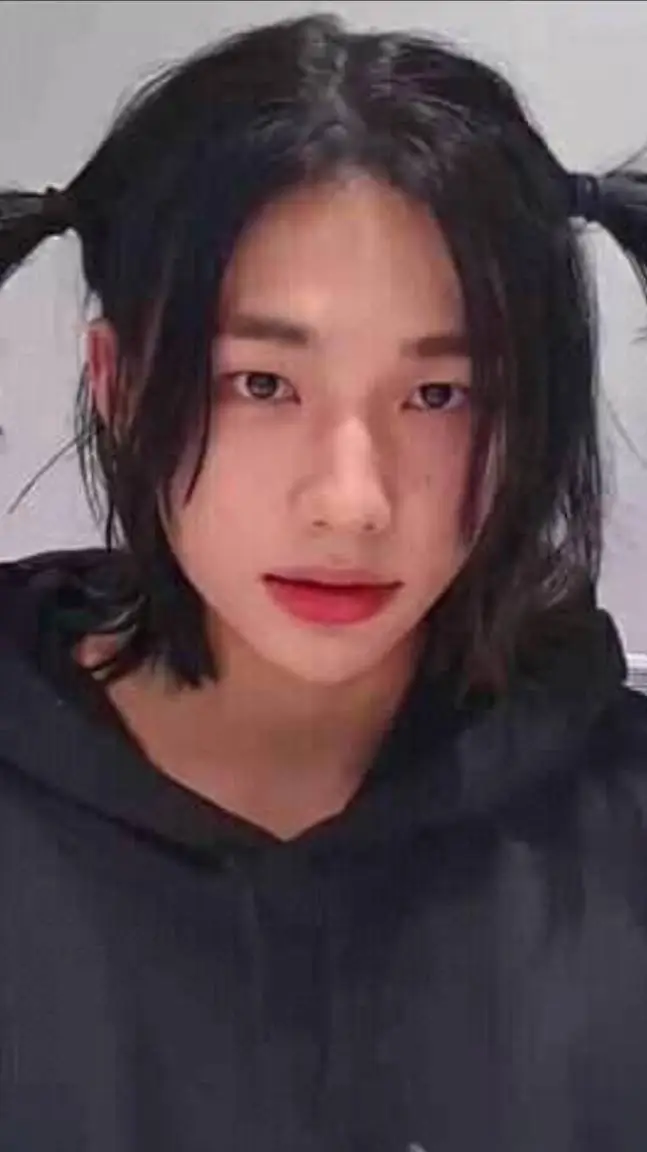 ai character: Hyunjin cute😘❤️ background