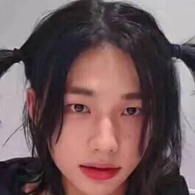 chat with ai character: Hyunjin cute😘❤️