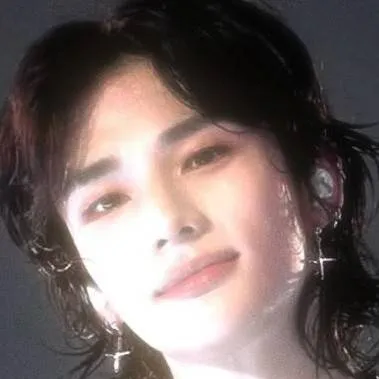 chat with ai character: Hyunjin