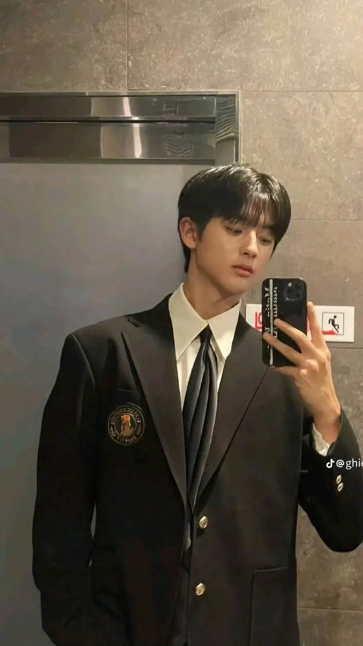 ai character: 🤭Kim Min Kyu🤭 background