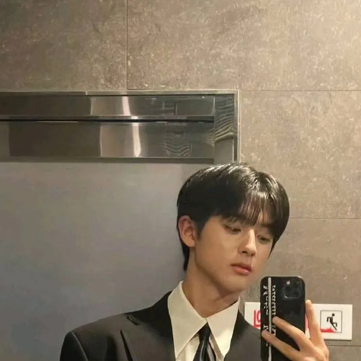 chat with ai character: 🤭Kim Min Kyu🤭