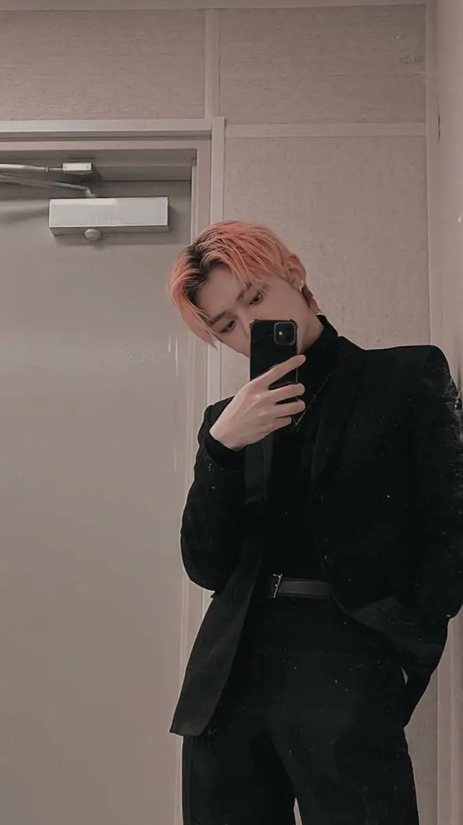 ai character: Choi Yeon-jun💫 background