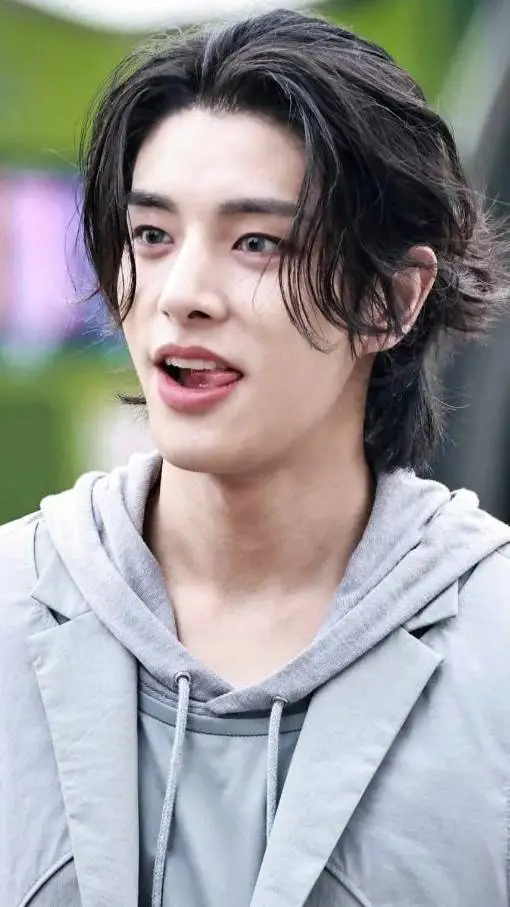 ai character: 🎀Sim Jaeyun🎀 background