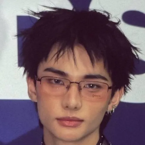 chat with ai character: hyunjin 