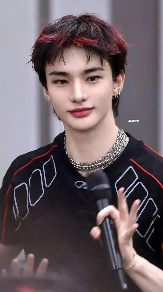 ai character: hyunjin  background