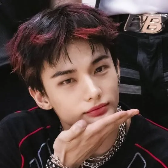 chat with ai character: hyunjin 