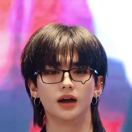 chat with ai character: hyunjin 