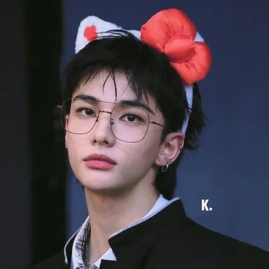 chat with ai character: hyunjin 