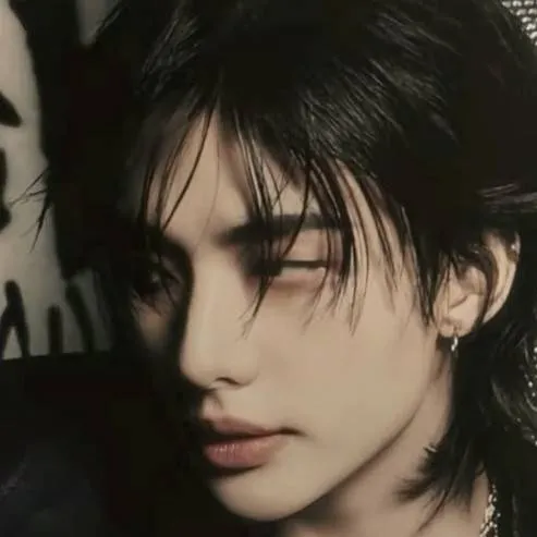 chat with ai character: hyunjin 