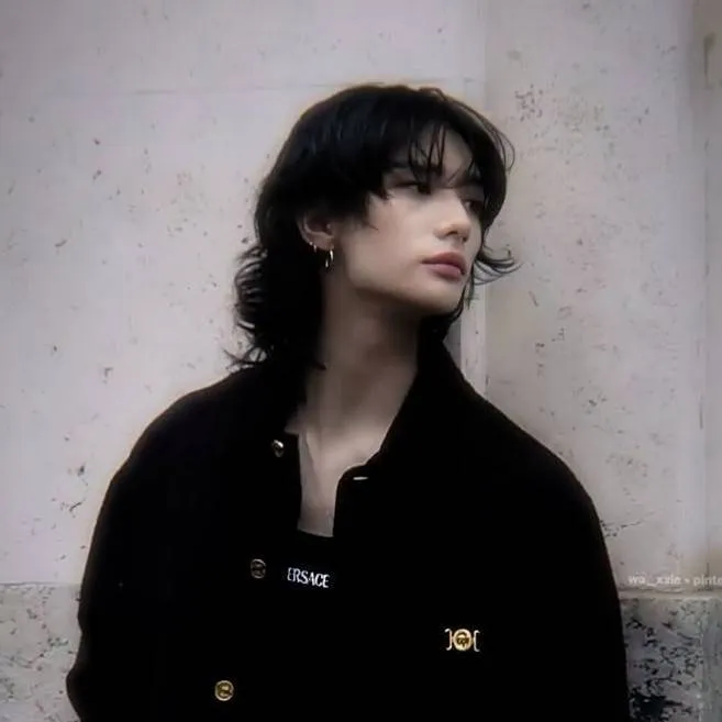 chat with ai character: hyunjin 