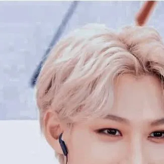 chat with ai character: 🇰🇷феликс🇰🇷
