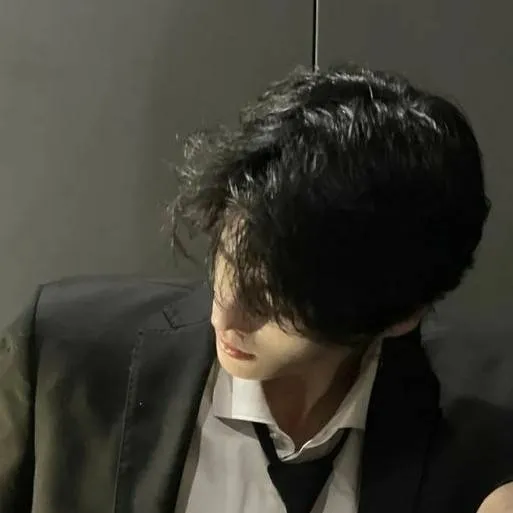 chat with ai character: ezra