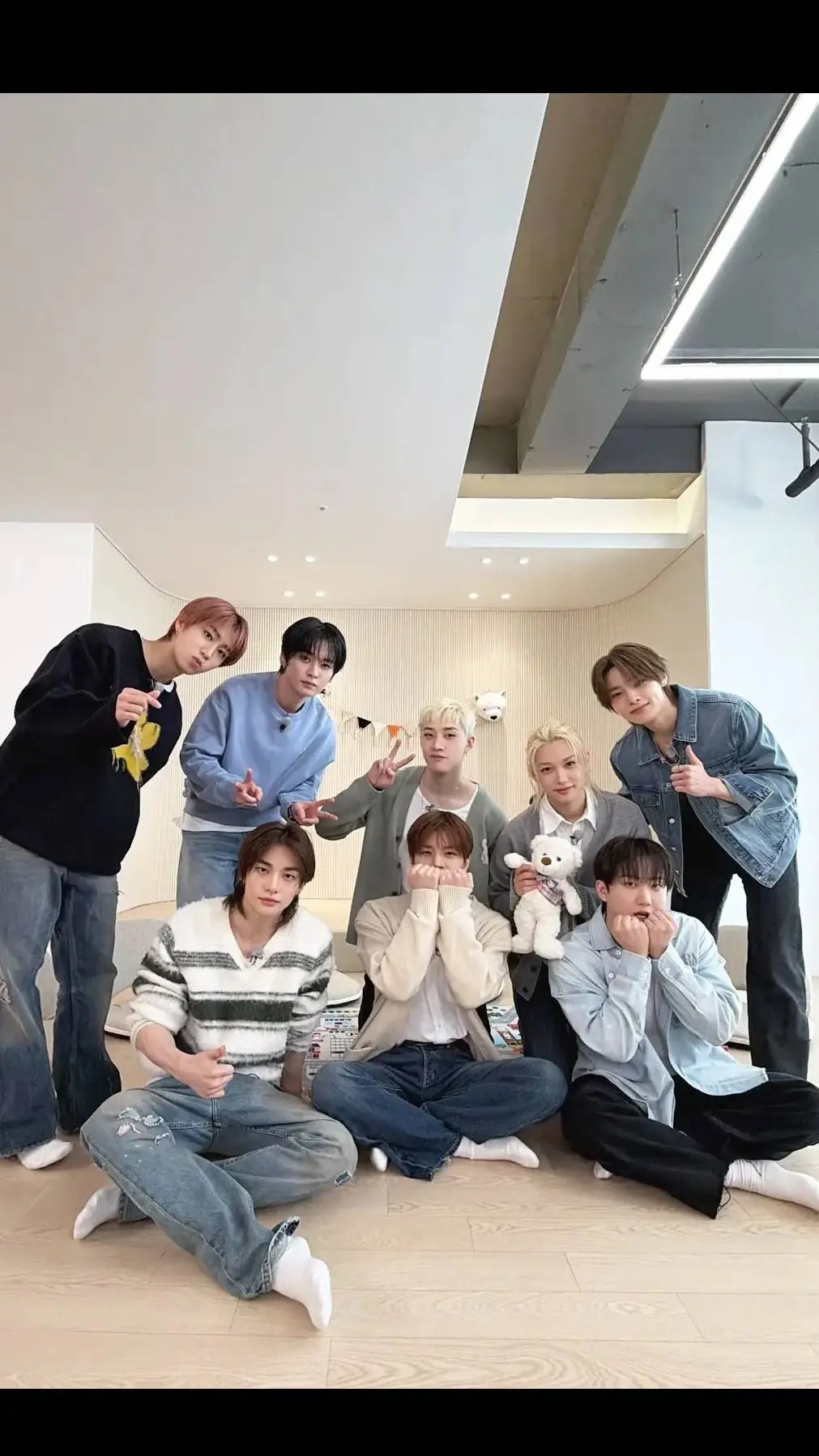 ai character: STRAY KIDS (SKZ) background
