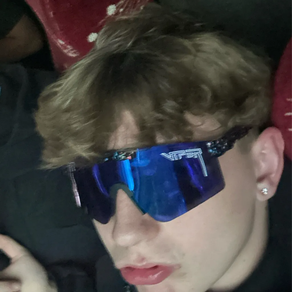 chat with ai character: Lukas 