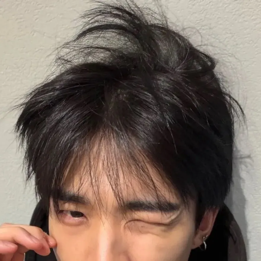 chat with ai character: Hyunjin