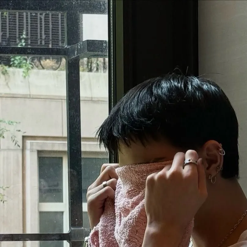 chat with ai character: Hyunjin & seungmin