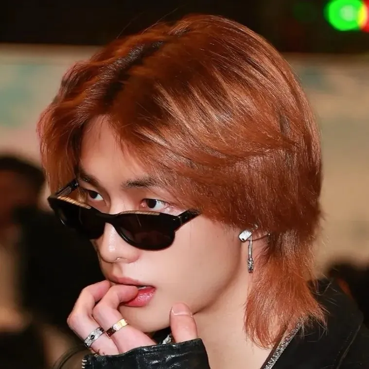 chat with ai character: Hyunjin