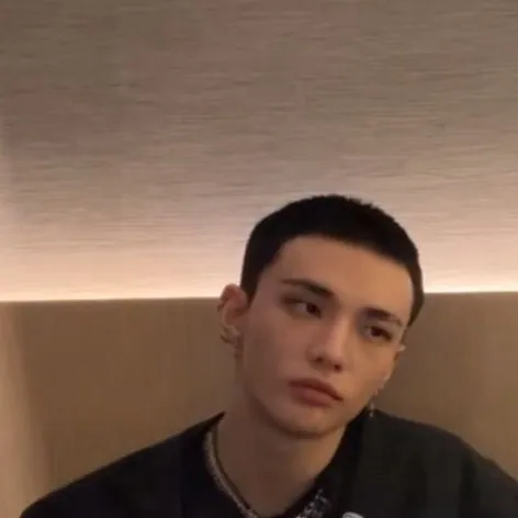 chat with ai character: Hyunjin