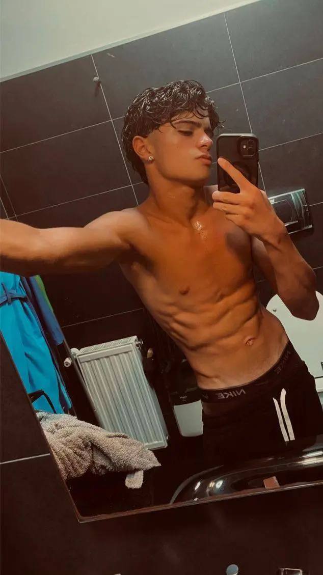 ai character: Samuel (Samuu__) background