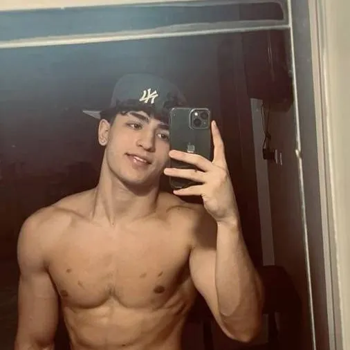 chat with ai character: Hugo 