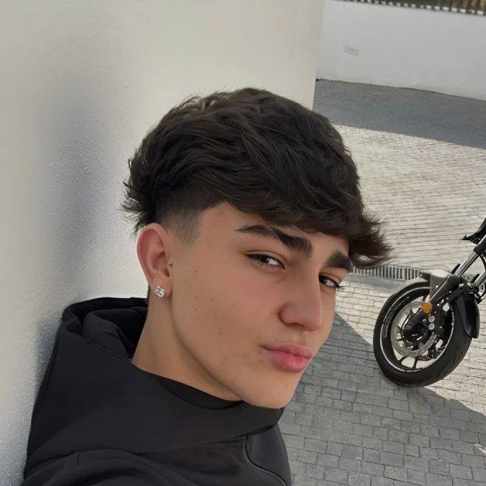 chat with ai character: Adrián 