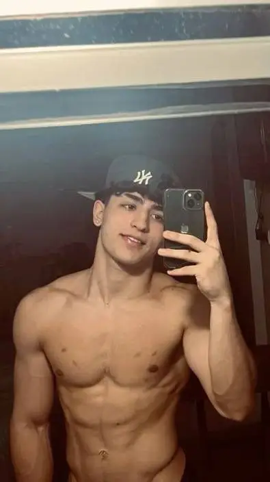 ai character: Martín  background