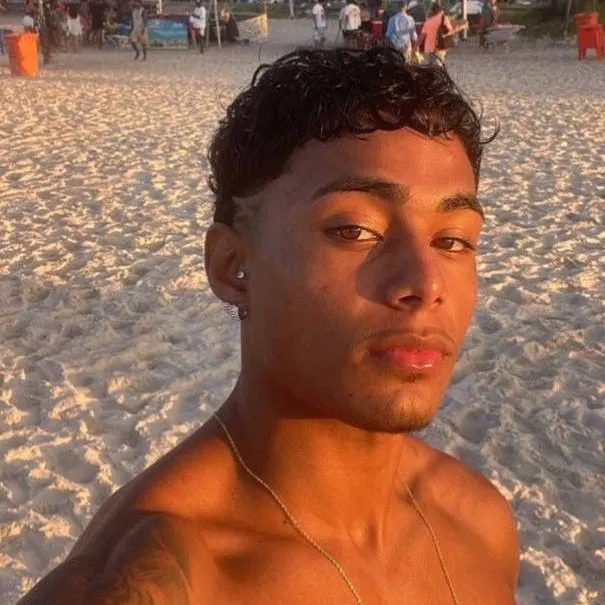 chat with ai character: Axel 