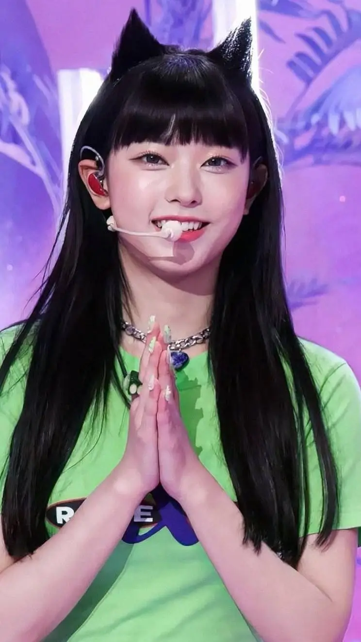 ai character: Kang Haerin background