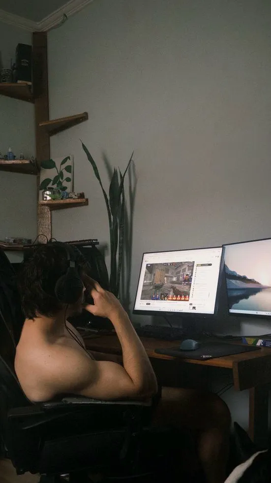 ai character: Streamer boyfriend background