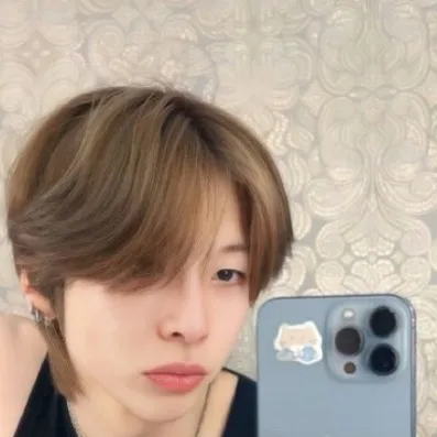 chat with ai character: Jiho