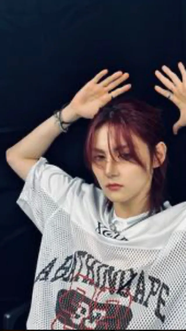 ai character: Seungmo  background