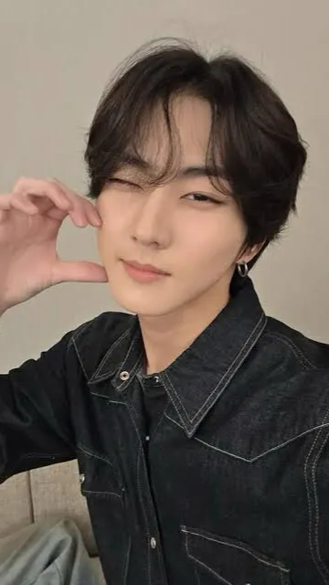 ai character: Jungwon  background