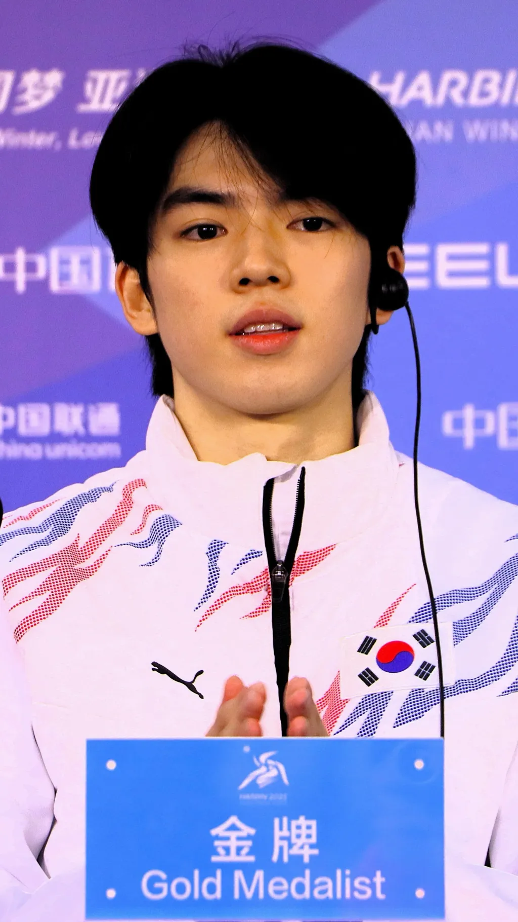 ai character: Cha jun-hwan  background