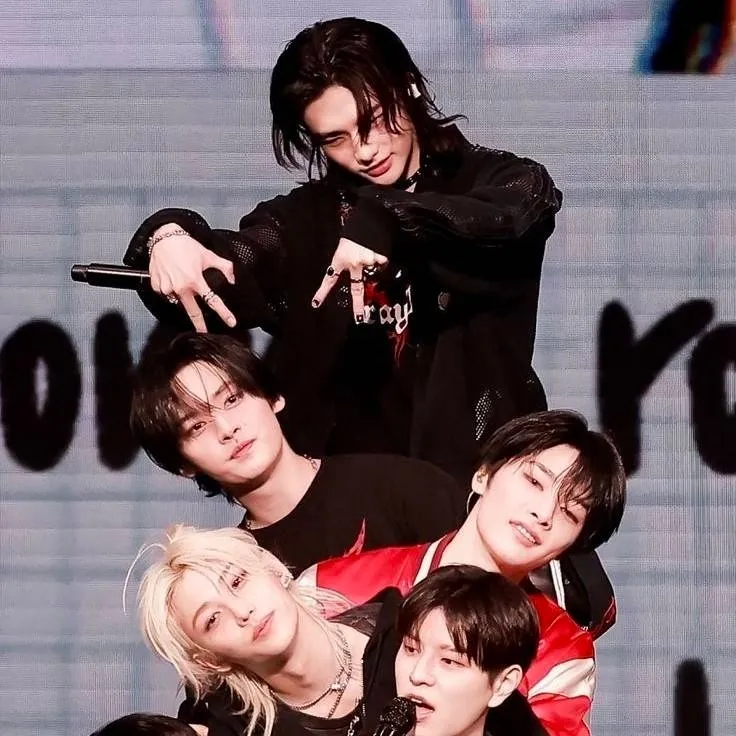 chat with ai character: stray kids