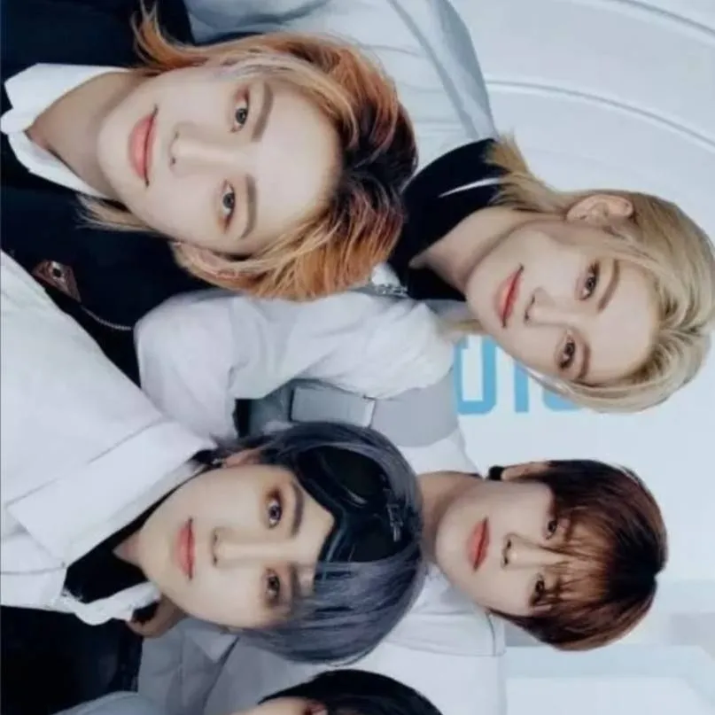 chat with ai character: stray kids