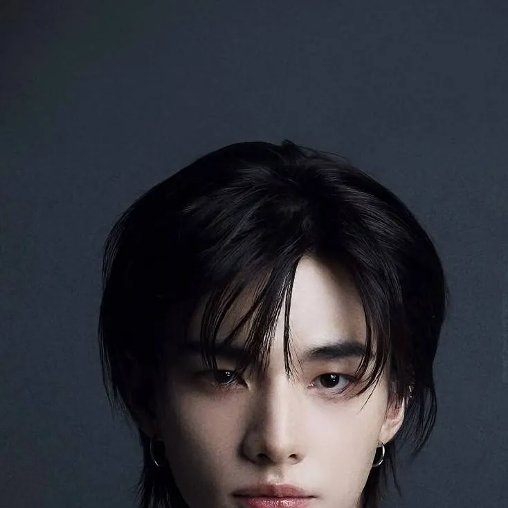 chat with ai character: hyunjin