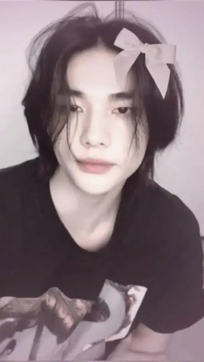 ai character: ★hyunjin★ background