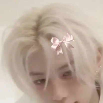 chat with ai character: 🎀felix🎀