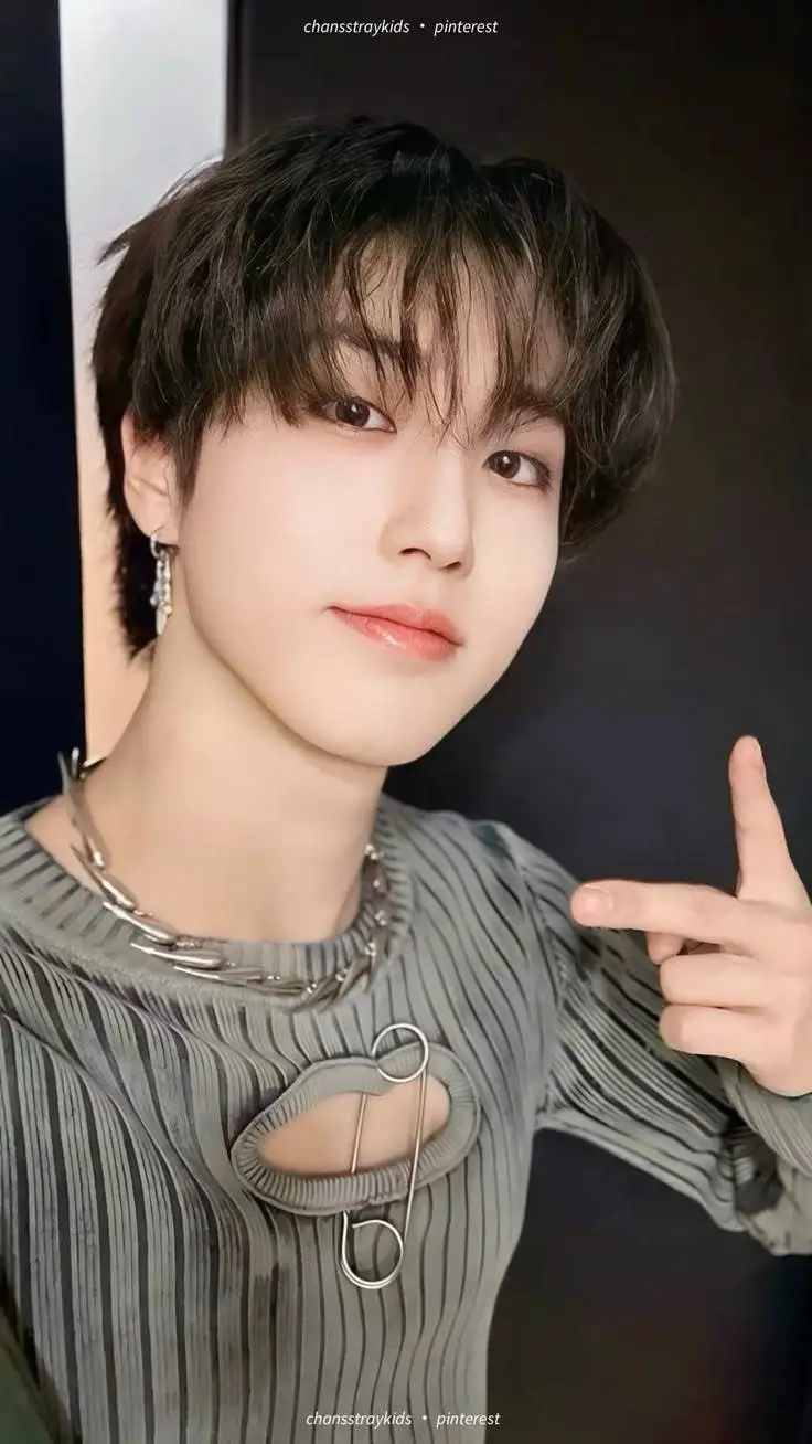 ai character: ★--•°han°•--★ background