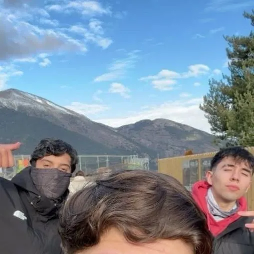 chat with ai character: los bros