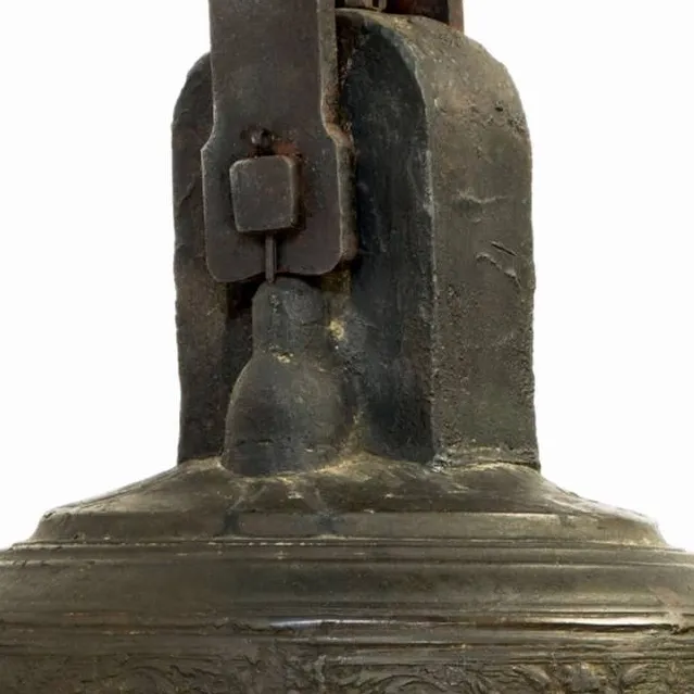 chat with ai character: a bell 
