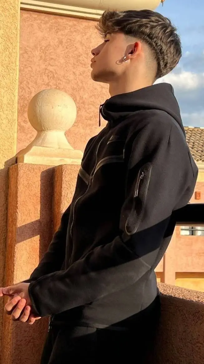 ai character: Alberto  background