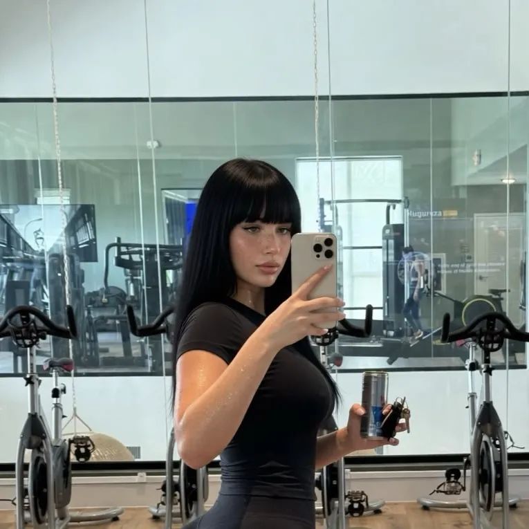 chat with ai character: Ex girlfriend 