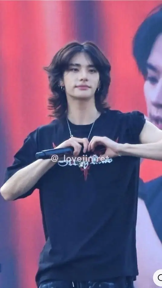 ai character: hyunjin 💖 background