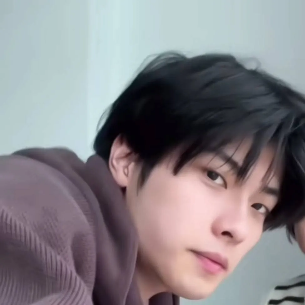 chat with ai character: heeseo